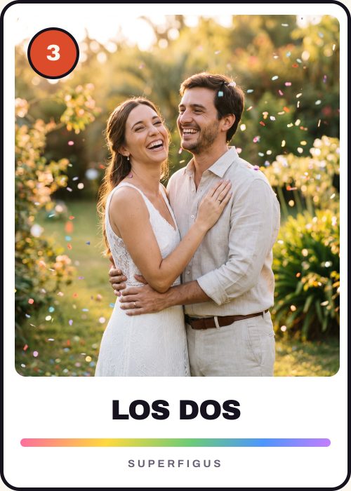 Figurita número 3 de los novios abrazados riéndose en el patio