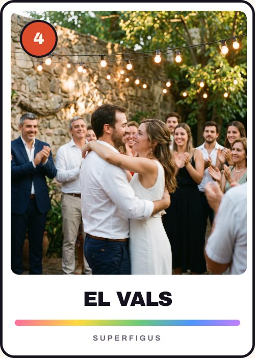 Figurita número 4 de los novios bailando el vals rodeados de invitados