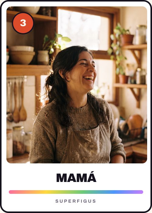 Figurita número 3 de una mamá riéndose en la cocina