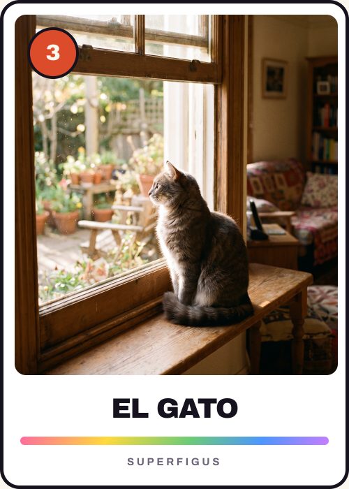 Figurita número 3 de un gato gris sentado en el alféizar de la ventana